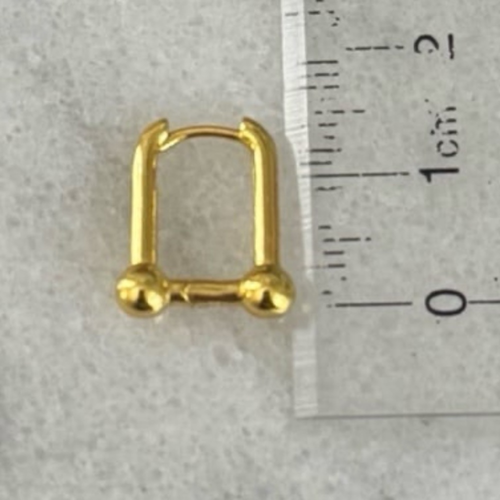 Gold Chain Link Huggie Hoop Earrings 

Brand New - Picture 3 of 3